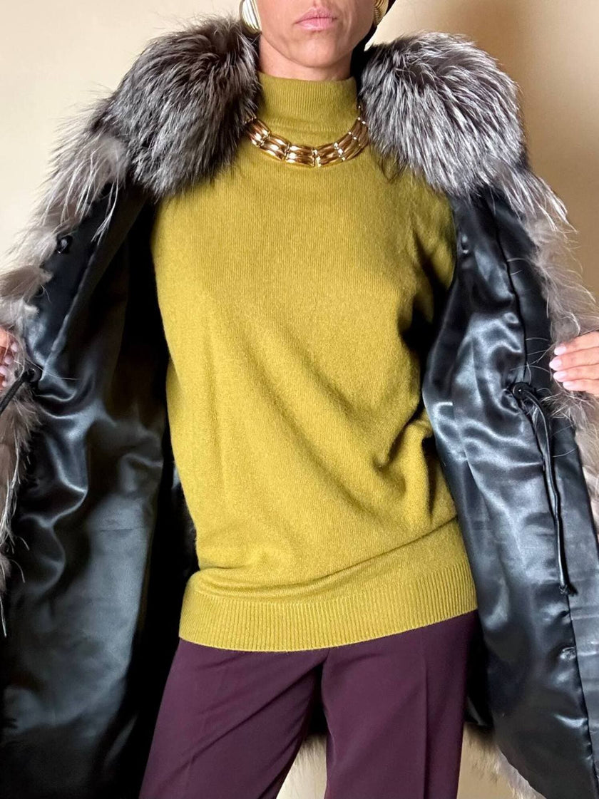 Gilet lungo in volpe argentata con rifiniture in pelle nera