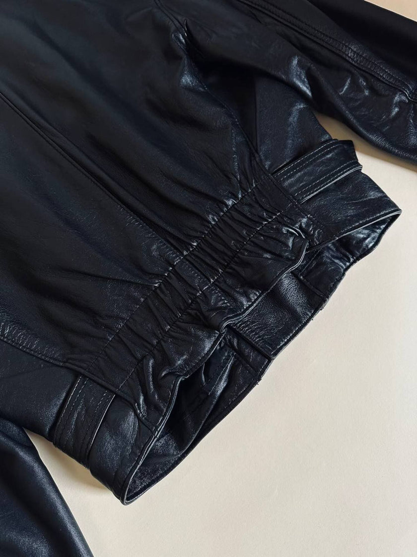Giacca biker vintage in pelle nera con borchie dorate testa di medusa