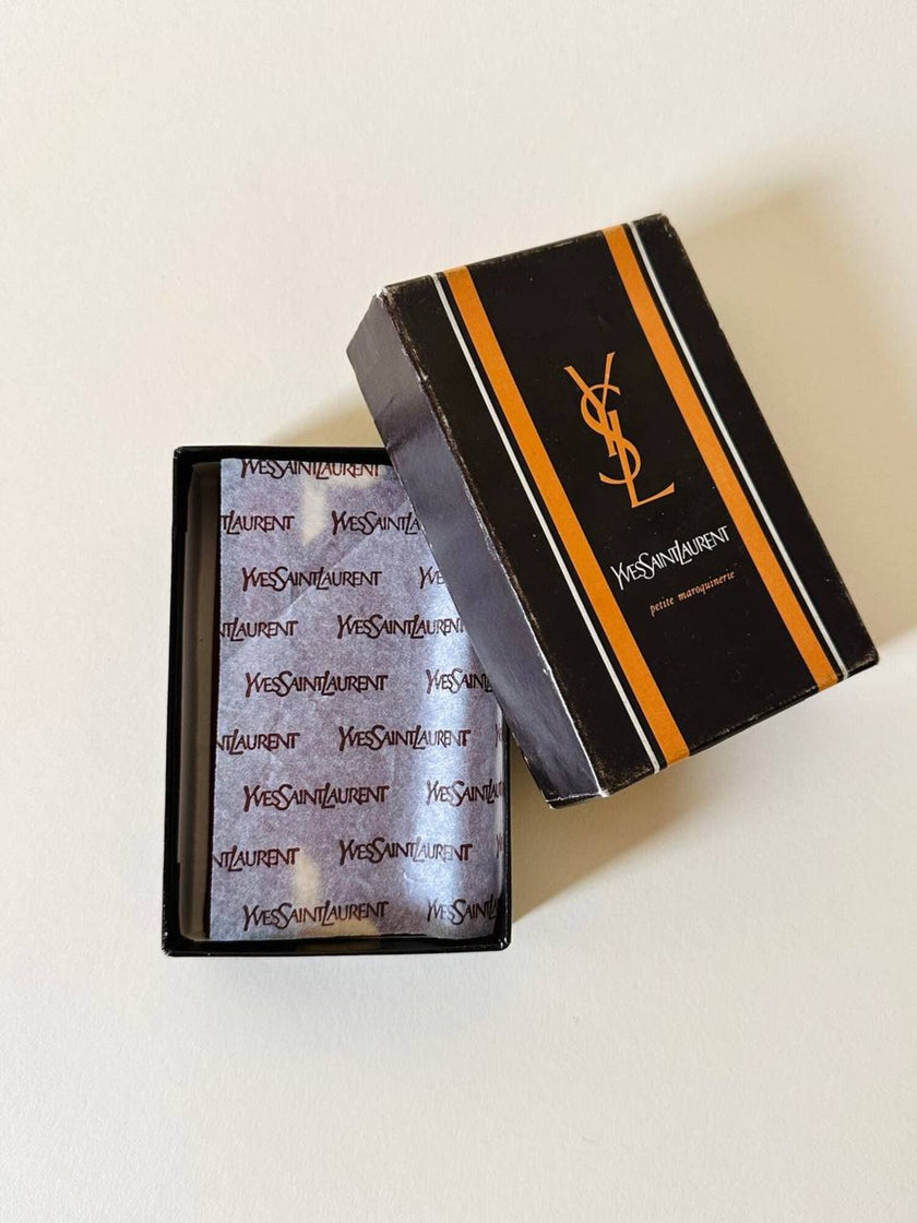 Portachiavi trifold Yves Saint Laurent in pelle rosso granata con dettagli dorati e logo YSL a caldo