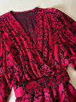 Blusa in chiffon devorè nero con damaschi in raso rosso/fucsia