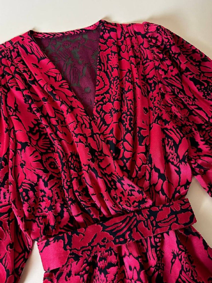 Blusa in chiffon devorè nero con damaschi in raso rosso/fucsia