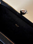 Clutch gioiello in seta nera con armatura di perline dorate “Rodo”