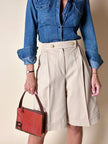 Bermuda Yves Saint Laurent in cotone color sabbia con bottoni dorati con logo YSL