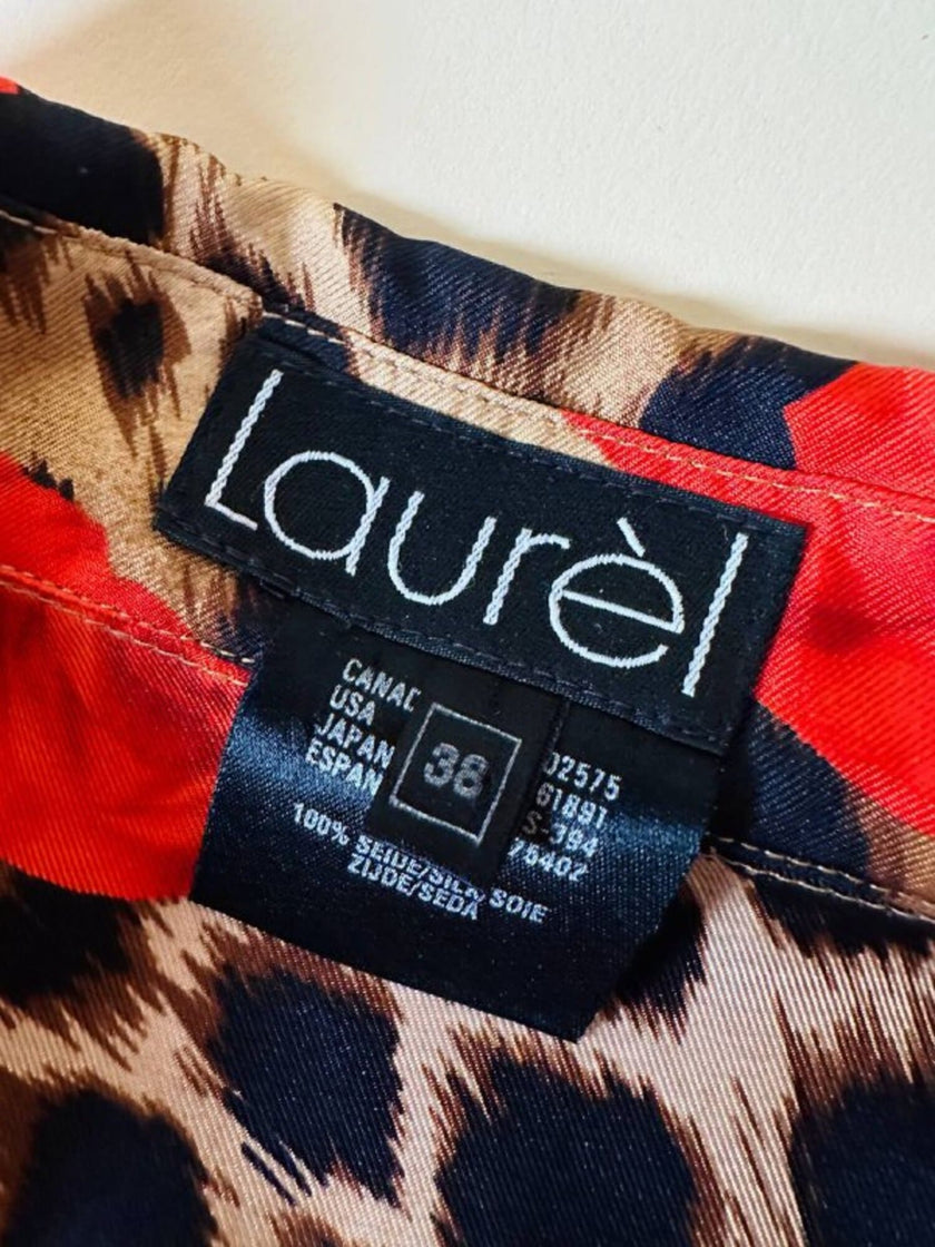 Camicia in seta leopardata con rose rosse e dettagli barocchi “Laurèl”