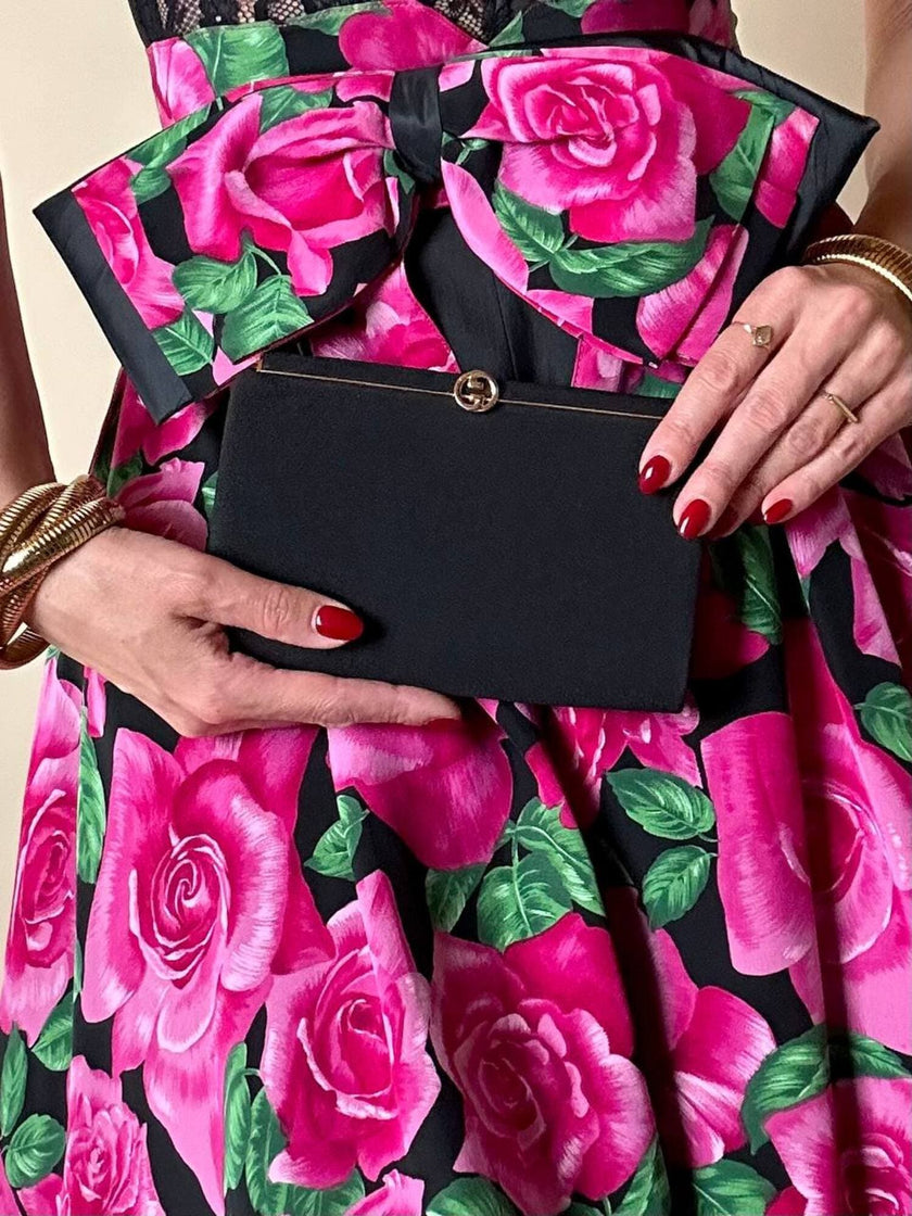 Mini pochette in tessuto nero con chiusura logata color oro “Gucci”