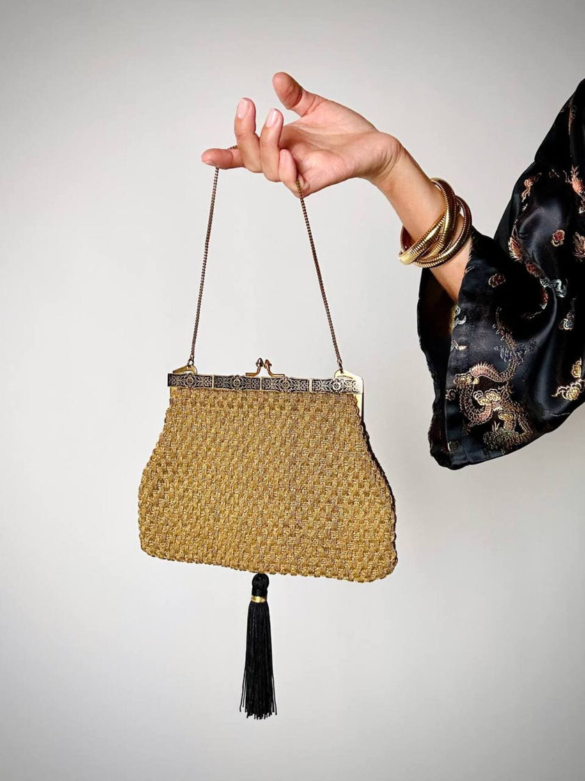 Borsa vintage Art Déco in lamé oro intrecciato con chiusura gioiello e nappa couture