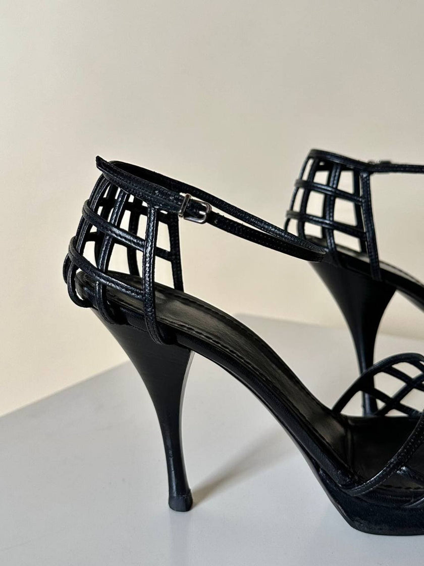 Sandali Yves Saint Laurent in pelle nera con tomaia a gabbia tacco a spillo e plateau – SS 2009
