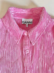 Camicia rosa in tessuto micro plissé con bottoni in madreperla “Ganni”