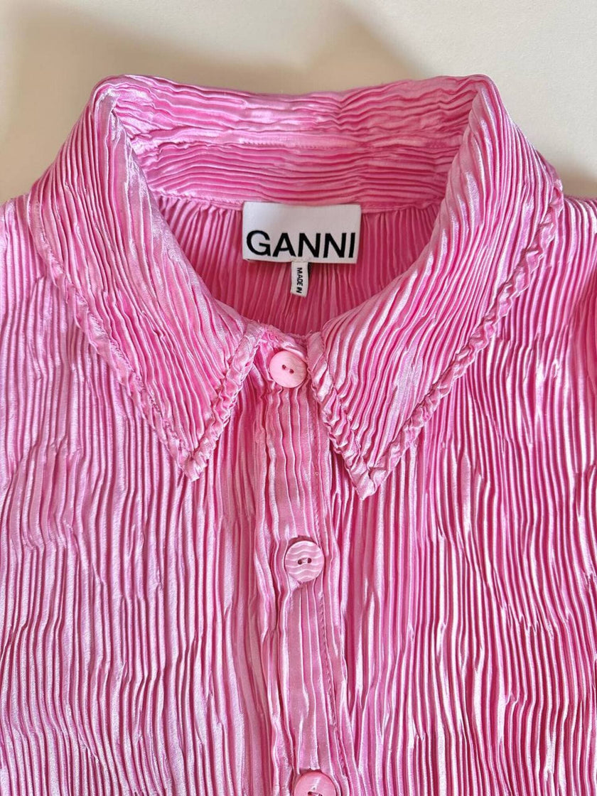 Camicia rosa in tessuto micro plissé con bottoni in madreperla “Ganni”