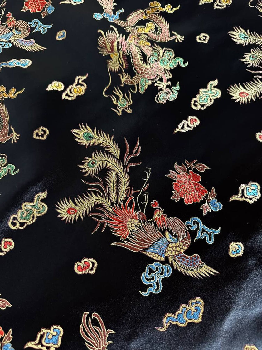 Qipao vintage in raso jacquard nero fantasia orientale con draghi e fenici