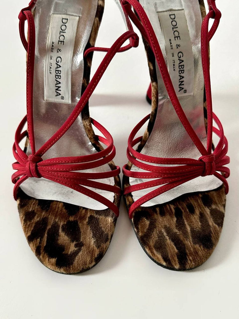 Sandalias vintage Dolce & Gabbana en crepé rojo y terciopelo con estampado de leopardo