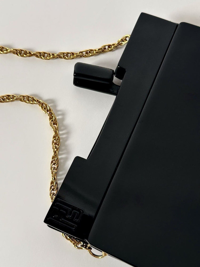Borsa vintage Fendi in lucite nera con logo inciso e tracolla a catena dorata