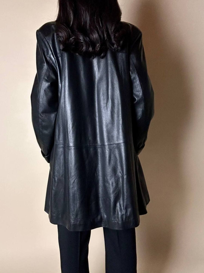 Giaccone vintage in pelle nera con taglio svasato e cuciture a zig zag