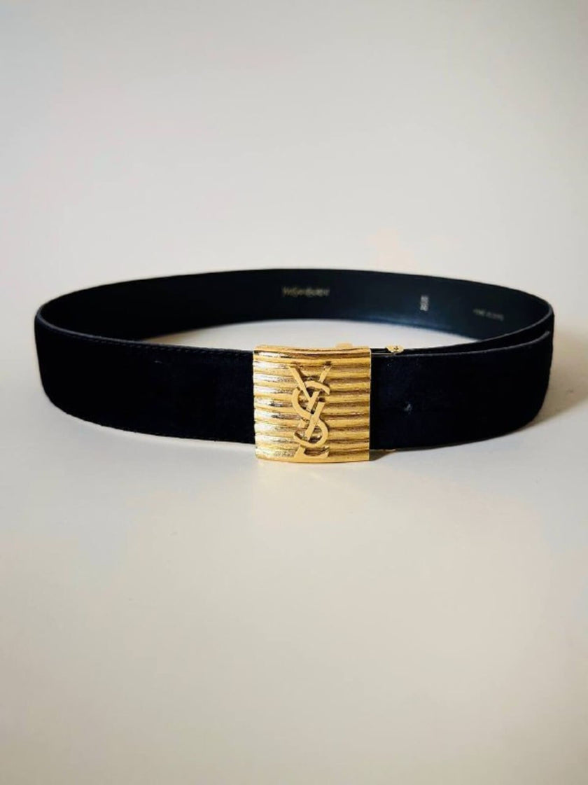 Cintura in camoscio nero con placca logata in metallo oro “Yves Saint Laurent”