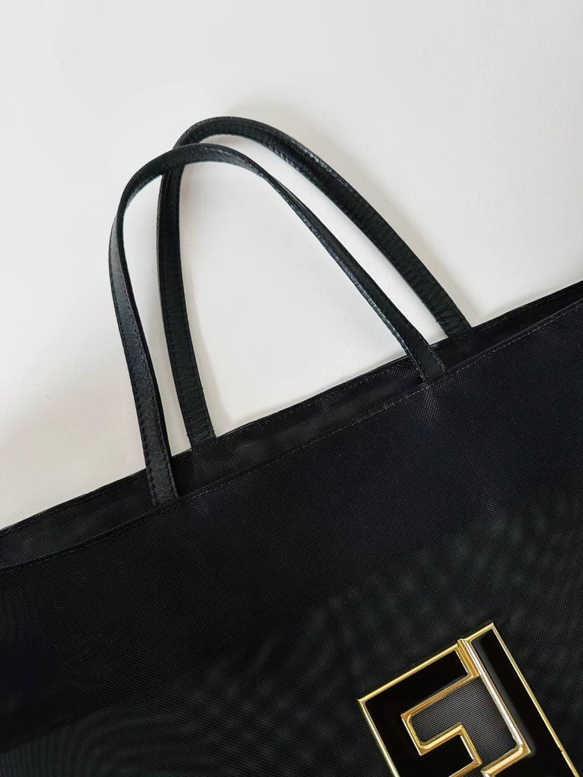 Borsa vintage Fendi in rete mesh nera con maxi logo FF