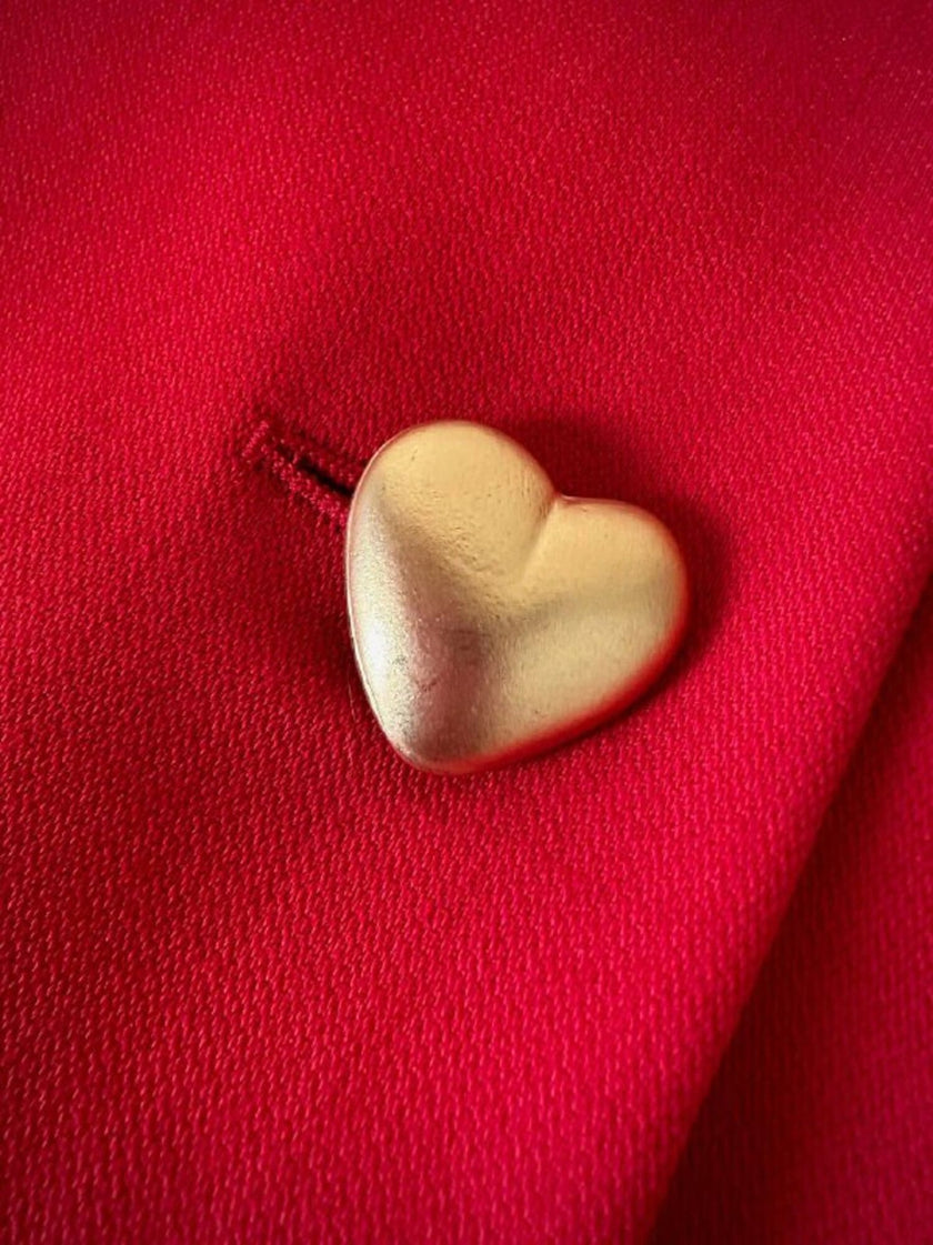 Blazer rosso con bottoni dorati a forma di cuore “Mondì”