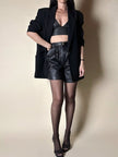 Short vintage in pelle nera modello a vita alta con pince