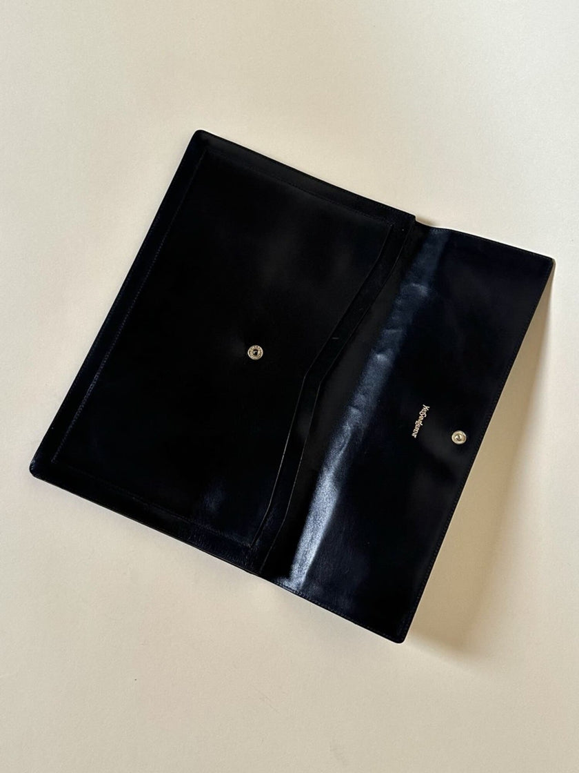 Pochette vintage Yves Saint Laurent in pelle nera con greca logata in rilievo