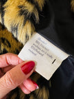 Eco pelliccia leopardata con maxi bottoni neri