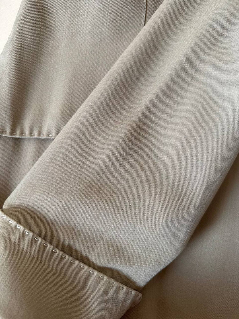 Blazer doppiopetto Ēlectre in rasato di lana beige con taglio ricercato e impunture in tinta