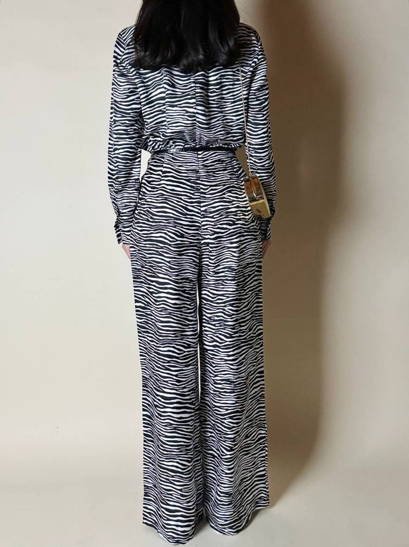 Jumpsuit in seta fantasia zebrata con maxi fiocco al collo