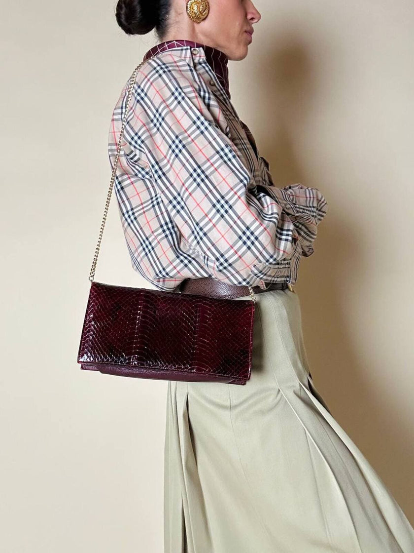 Pochette rettangolare in pitone e pelle bordeaux con tracolla in catena