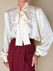Blusa Yves Saint Laurent con fiocco al collo in seta jacquard avorio fantasia pitone