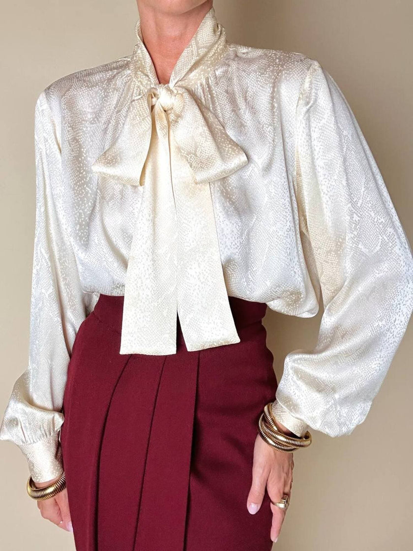 Blusa Yves Saint Laurent con fiocco al collo in seta jacquard avorio fantasia pitone