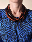 Collana multifilo in lucite Angela Caputi Giuggiù con moduli baguette sfaccettati neri e corallo