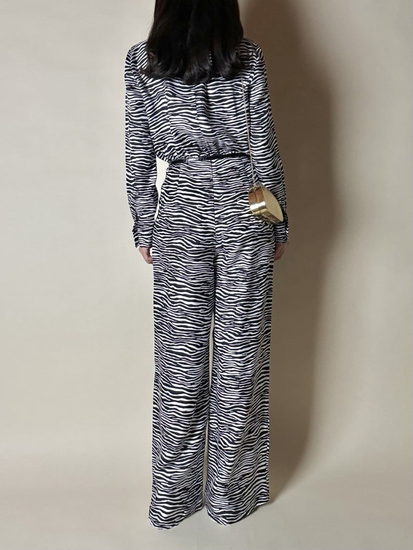 Jumpsuit in seta fantasia zebrata con maxi fiocco al collo
