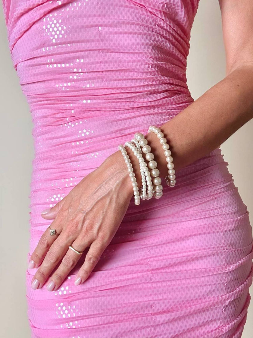 Set di cinque bracciali con perle sintetiche bianche