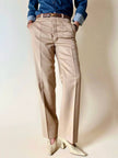 Pantalone sartoriale con piega e abbottonatura frontale color cammello chiaro