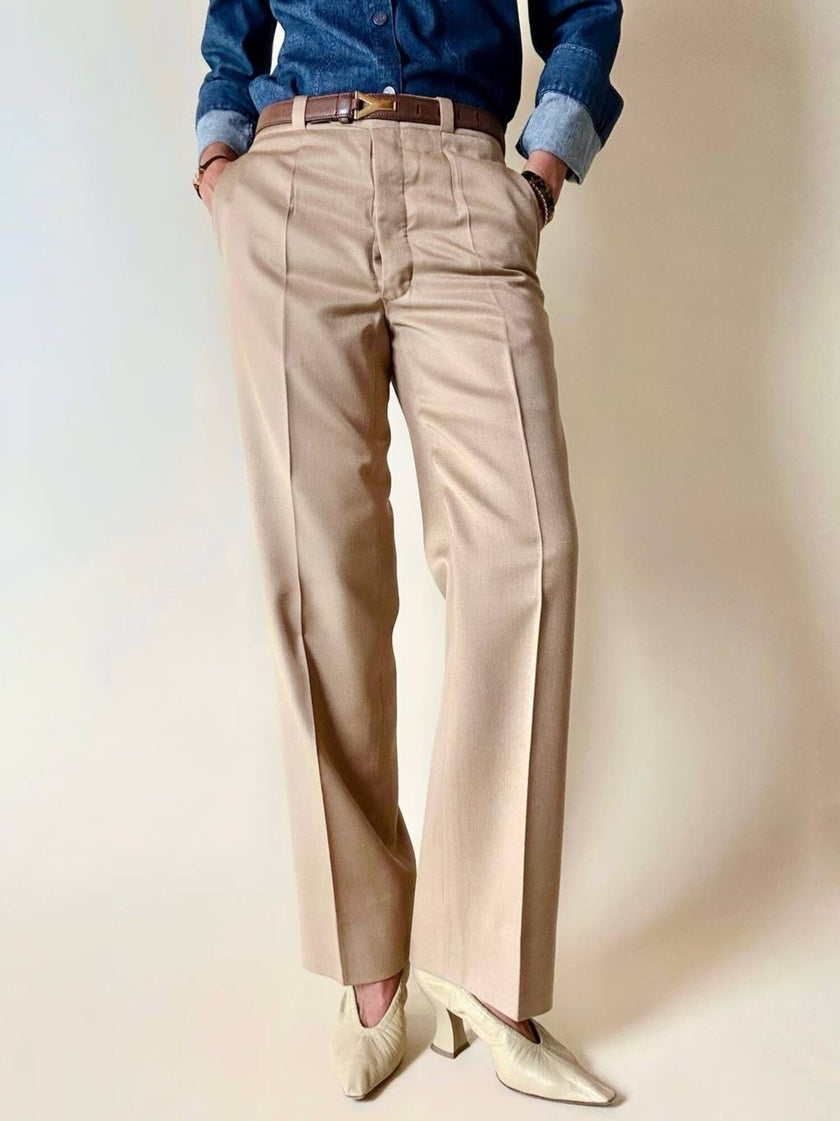 Pantalone sartoriale con piega e abbottonatura frontale color cammello chiaro