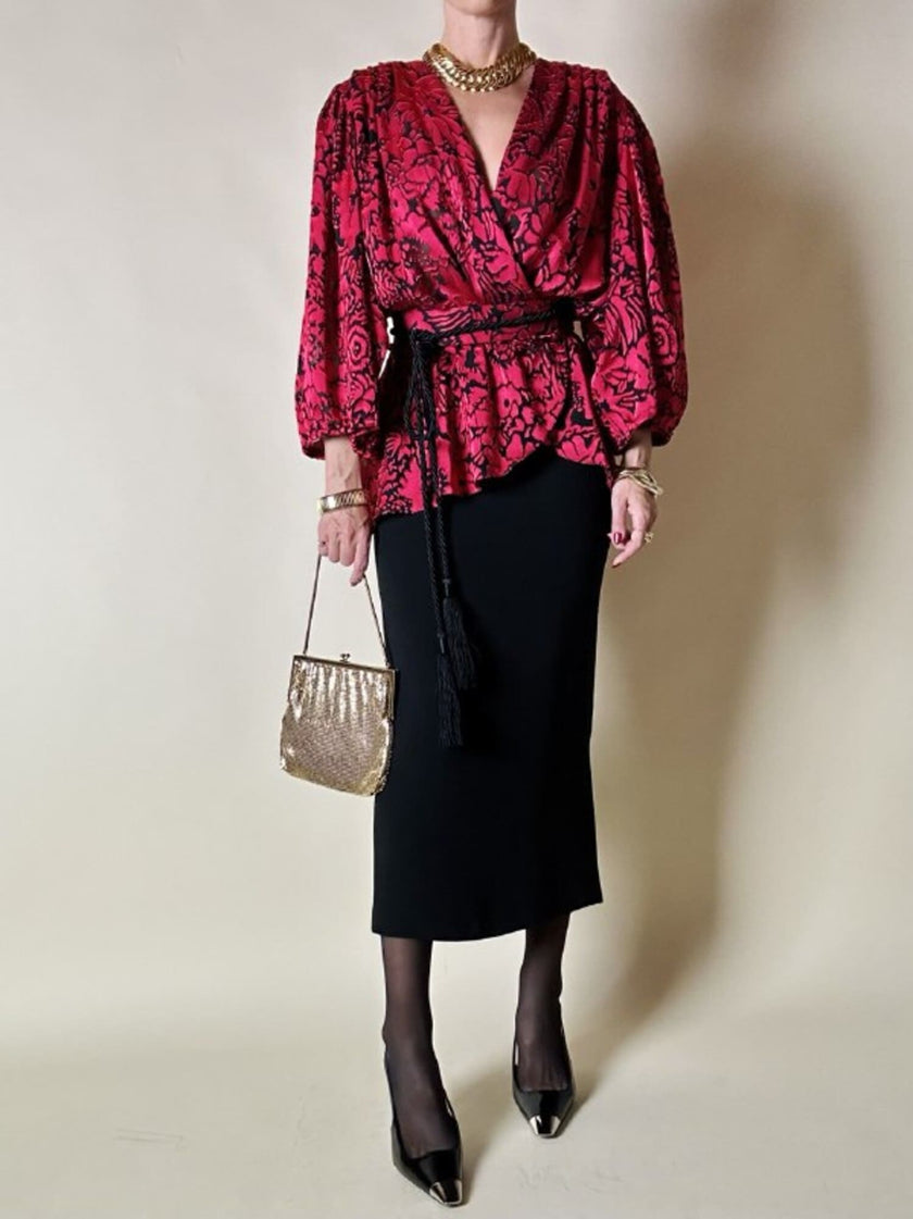 Blusa in chiffon devorè nero con damaschi in raso rosso/fucsia