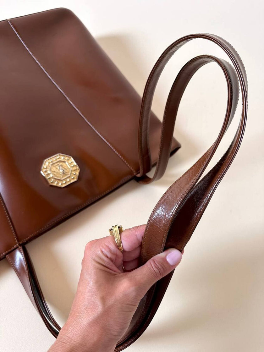 Borsa Yves Saint Laurent in pelle spazzolata color cuoio con accessorio gioiello
