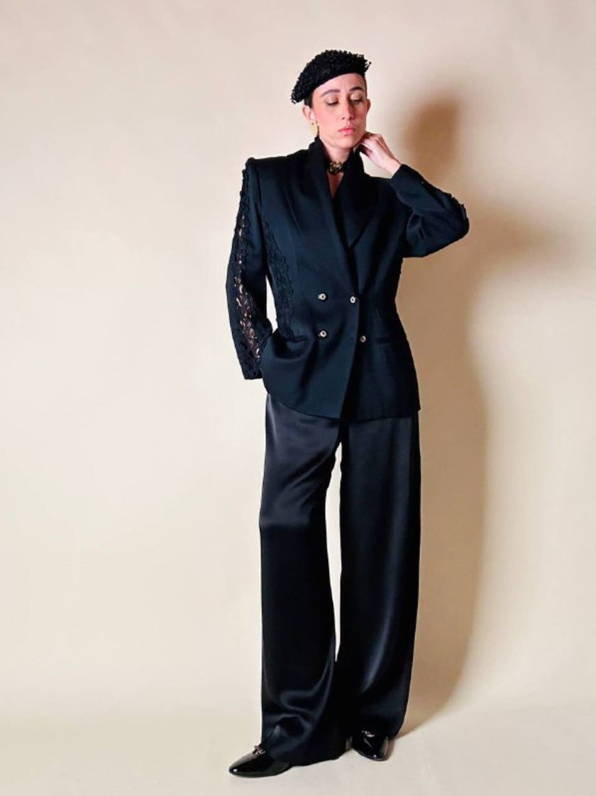 Blazer nero con inserti di pizzo macramè 