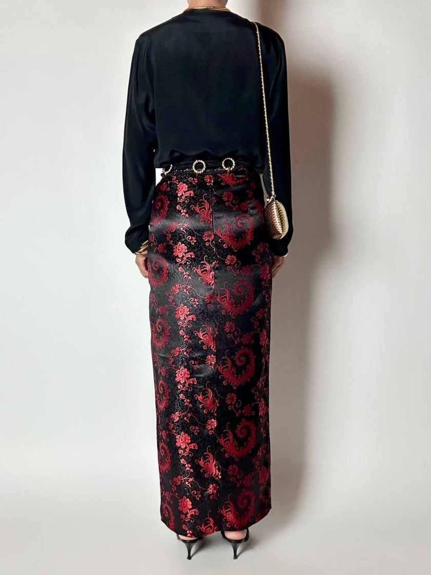 Gonna lunga a tubino in raso jacquard nero e rosso fantasia floreale