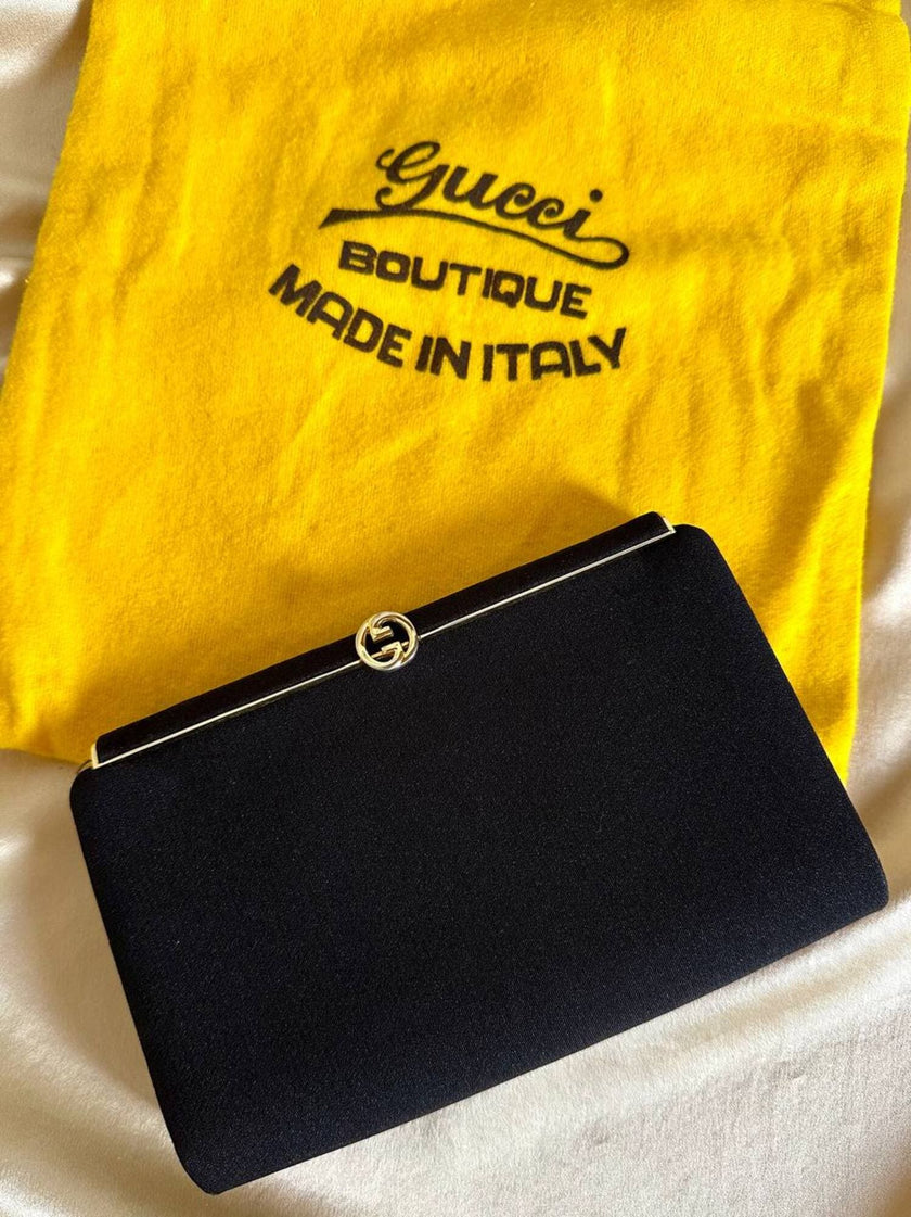 Mini pochette in tessuto nero con chiusura logata color oro “Gucci”