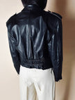 Giacca biker vintage in pelle nera con borchie dorate testa di medusa