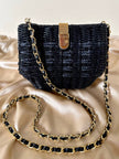 Sac bandoulière en osier et raphia noir avec bandoulière chaîne dorée