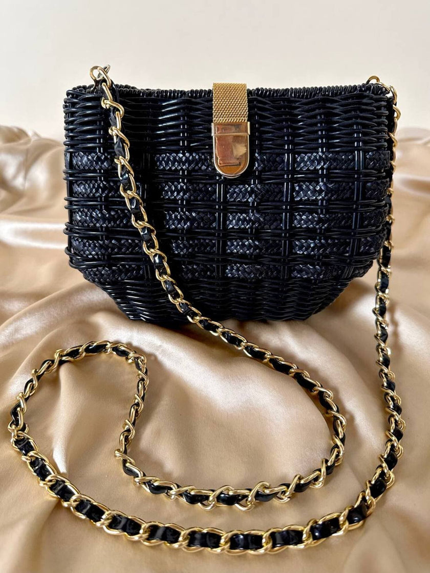 Sac bandoulière en osier et raphia noir avec bandoulière chaîne dorée