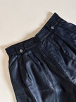 Short vintage in pelle nera modello a vita alta con pince