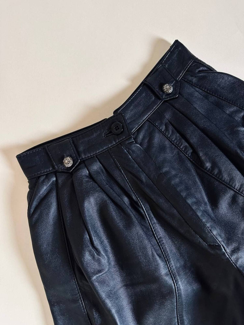Short vintage in pelle nera modello a vita alta con pince