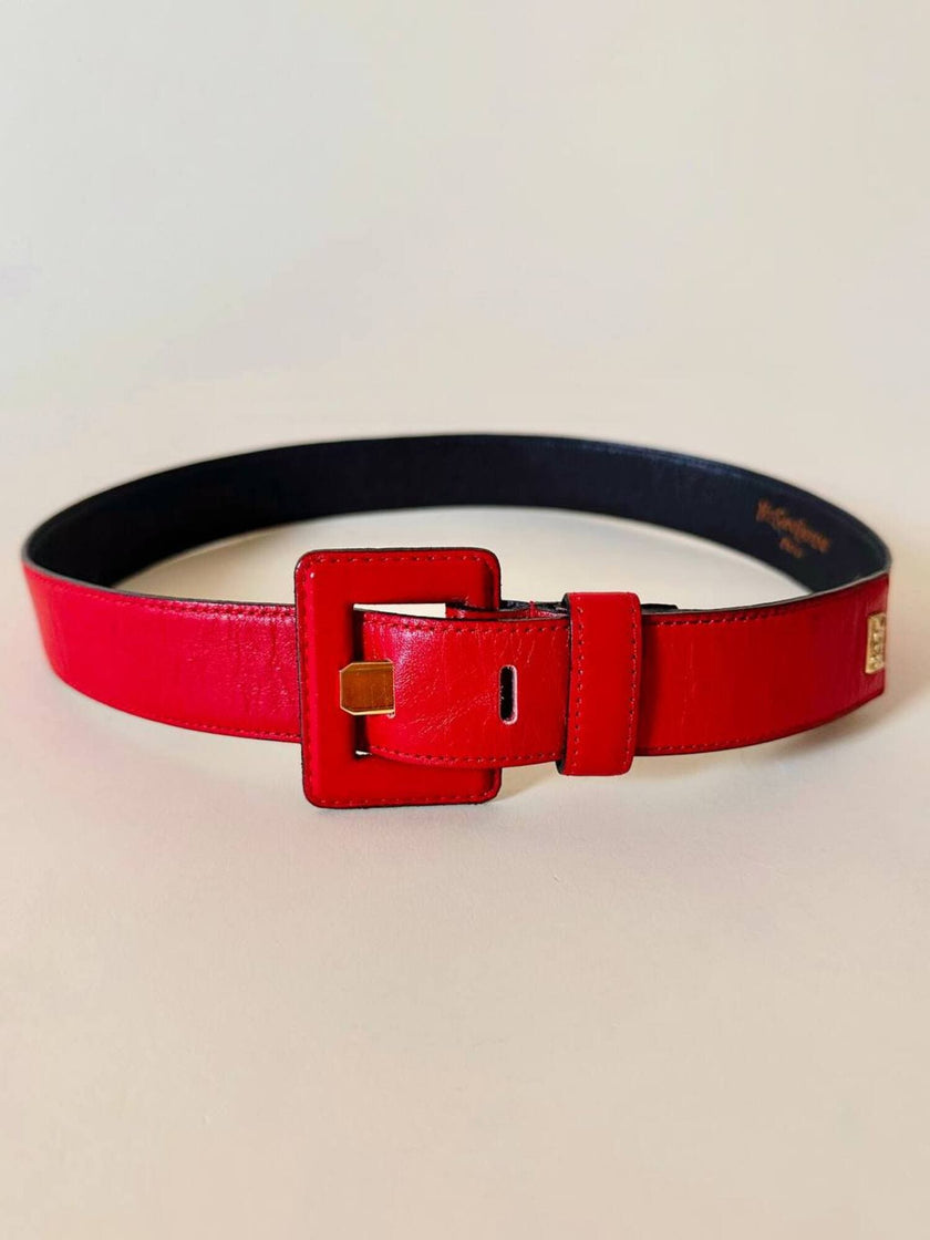 Cintura Yves Saint Laurent in pelle rossa con fibbia ricoperta e borchia dorata con logo YSL