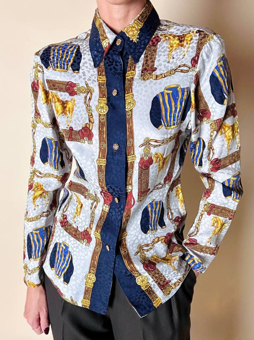 Camicia sartoriale in seta jacquard fantasia equestre barocca con bottoni gioiello dorati