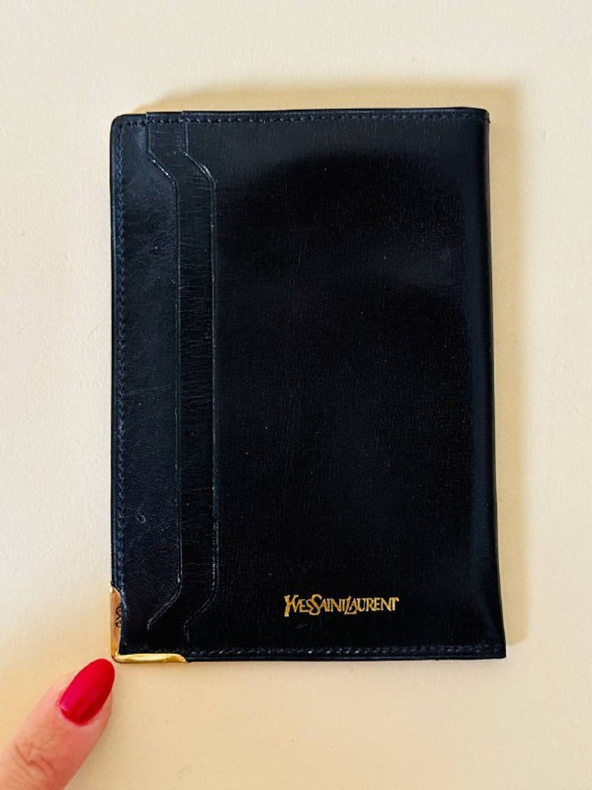 Portafoglio/portatessere anni ‘80 in pelle nera firmato “Yves Saint Laurent”