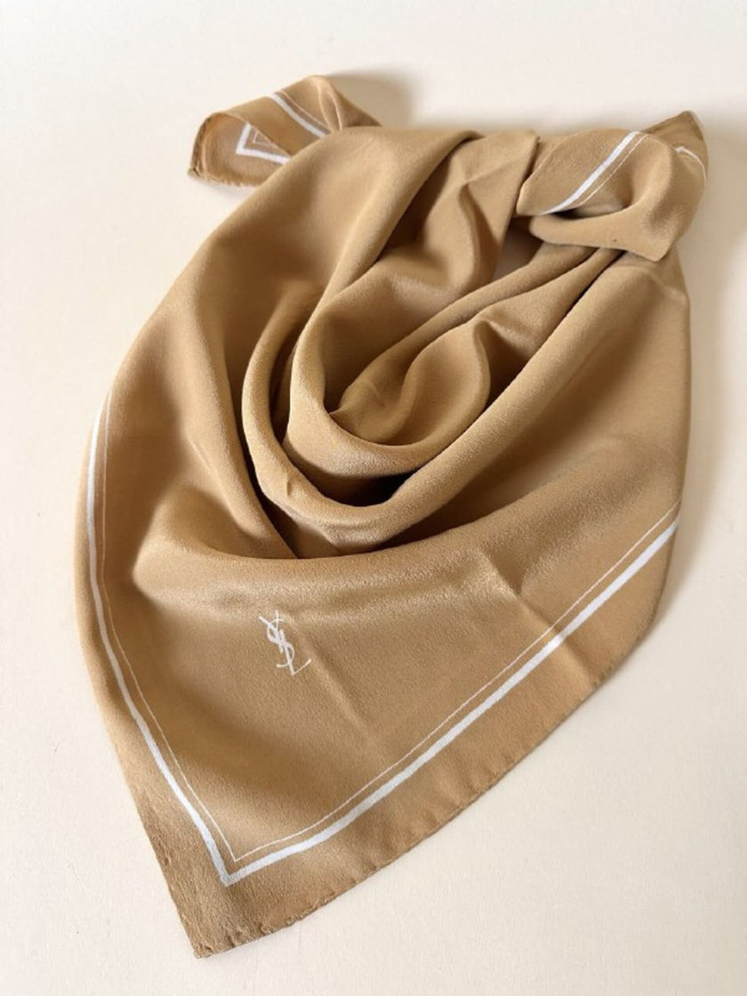 Foulard vintage Yves Saint Laurent in seta biscotto con profili e logo bianchi