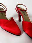 Décolleté vintage Yves Saint Laurent in raso di seta rosso lacca con cinturino alla caviglia