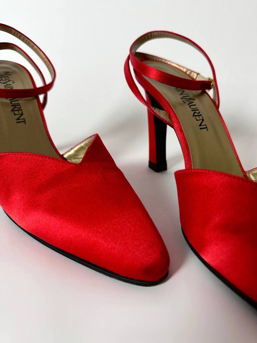Décolleté vintage Yves Saint Laurent in raso di seta rosso lacca con cinturino alla caviglia