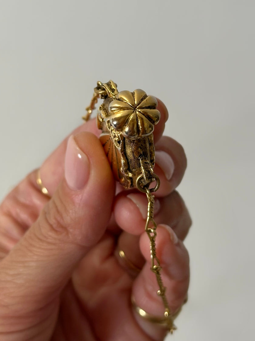 Collana vintage dorata con ciondolo a forma di bottiglia di profumo